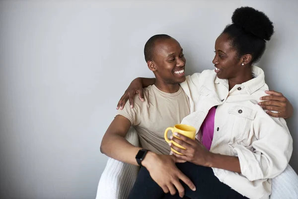 Goed uitziende afro paar rust thuis — Stockfoto