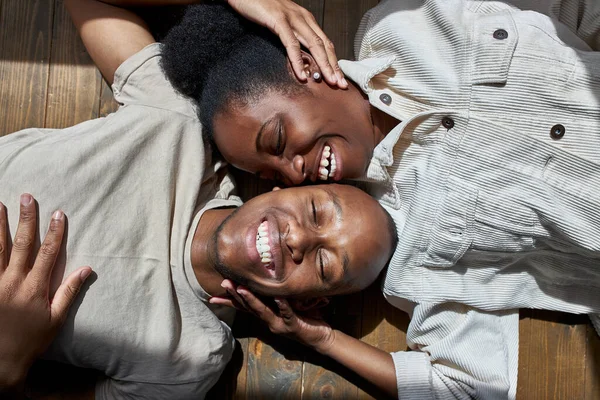 Portret van jong afro paar met romantische tijd — Stockfoto