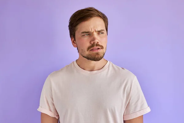 Verwirrter und verwirrter Mann mit Bart isoliert — Stockfoto