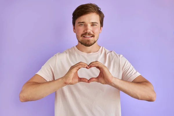 Positieve guy toont liefde gebaar op camera — Stockfoto