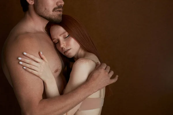 Sensuell flicka har ömma känslor för en man, kramar honom — Stockfoto