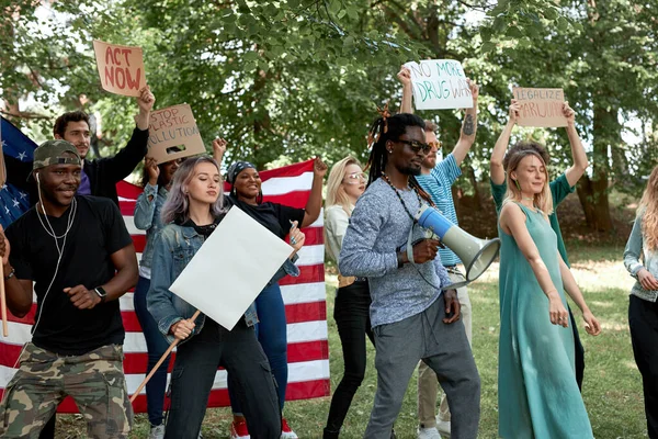 Personas de raza mixta protestan en apoyo de la legalización de drogas — Foto de Stock
