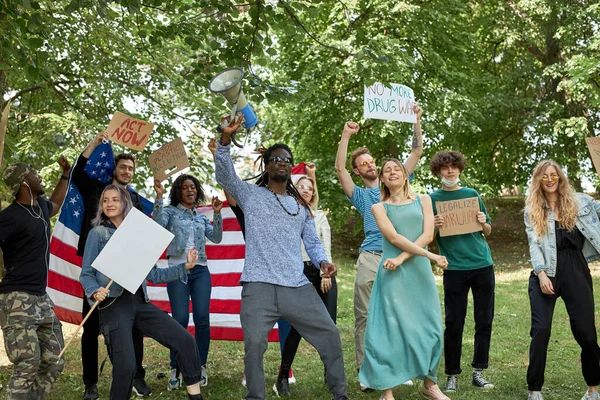 Groupe international de jeunes veulent légaliser la marijuana — Photo