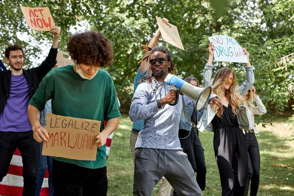 Personas diversas con carteles que agitaban la marihuana siendo legal — Foto de Stock