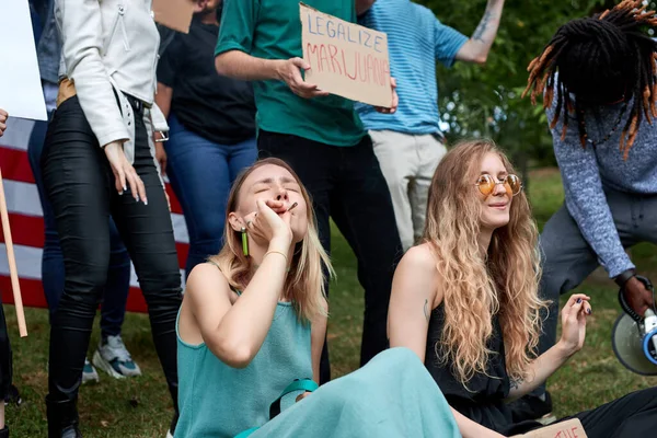 Diversos jóvenes apoyan la ley sobre la legalización de la marihuana — Foto de Stock