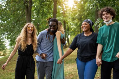 Dost canlısı bir grup melez insan dışarıda eğleniyor.