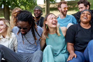 Amerikan gençliği parkta birlikte vakit geçirir.