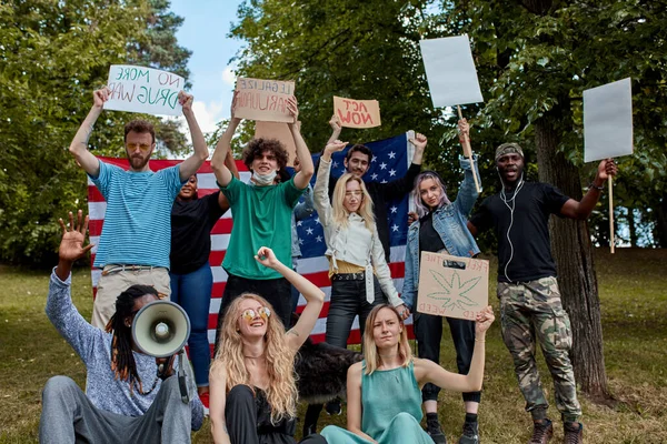 Giovani americani che tengono legalizzare la marijuana ora manifestano manifesti di protesta legalizzazione della marijuana medica — Foto Stock