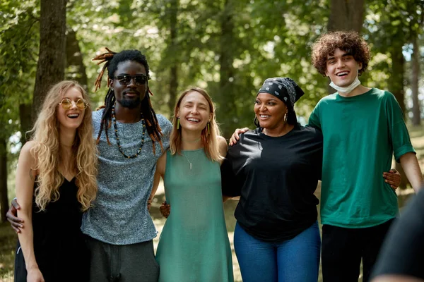 Hermosa gente de raza mixta tolerante se reunieron para demostrar que la amistad no tiene raza — Foto de Stock