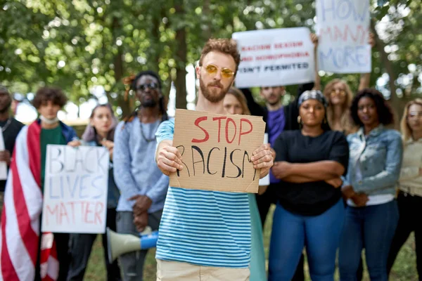 Black Lives Matters protesters holding signs outside — Stock Photo, Image