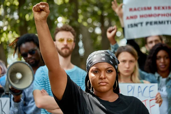 Black Lives Matters Manifestantes con pancartas afuera —  Fotos de Stock