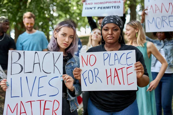 Black Lives Matters protesters holding signs outside — Stock Photo, Image