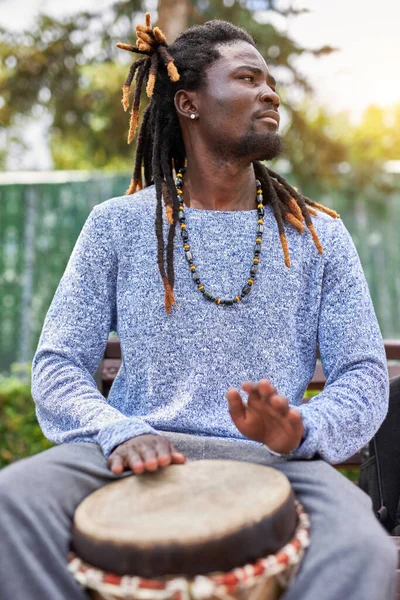 Homem africano executar música nas ruas — Fotografia de Stock