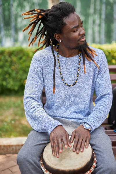 Busker homem executa música usando djembe — Fotografia de Stock