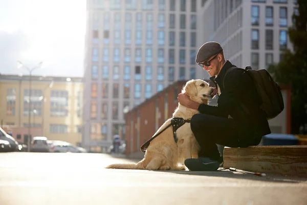 Handsome blind guy have rest with golden retriever — Stock Photo, Image