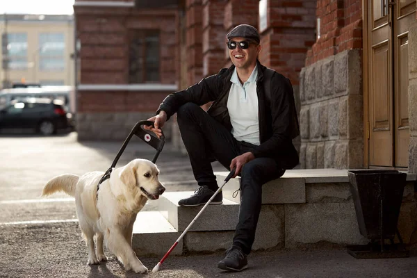 25 years old man suffer from blindness, get help by dog guide — Stock Photo, Image