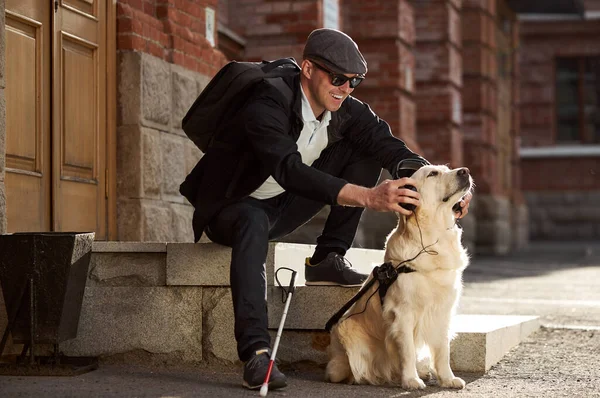Blinde man met hond, zorgzame favoriete huisdier — Stockfoto