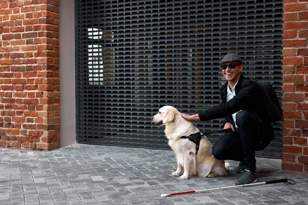 Blind caucasian man stroking guide dog, purebred golden retriever, obedient pet — Stock Photo, Image