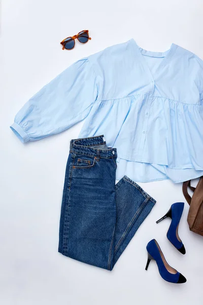 Női nyári divat összetétele blúz, napszemüveg, cipő és táska fehér háttér — Stock Fotó