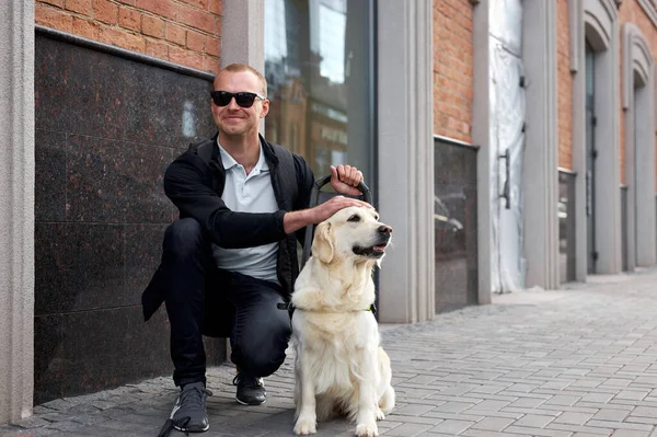 年轻病人和有帮助的导盲犬 — 图库照片