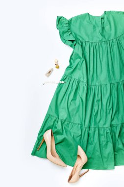 Beyaz arkaplanda şık yeşillik renkleri ve aksesuarlar