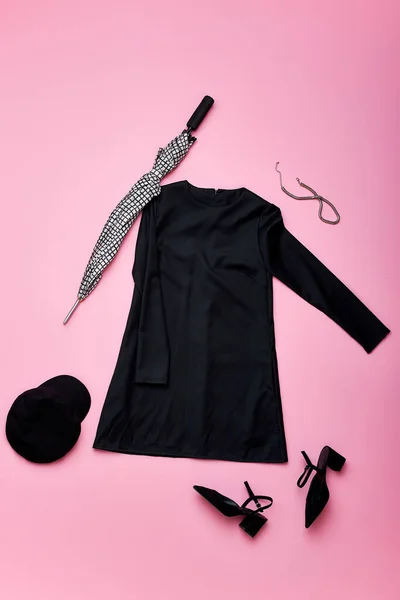 Elegant black outfit for rainy weather on pink background — Stock Photo, Image