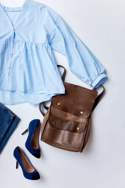 Női nyári divat összetétele blúz, napszemüveg, cipő és táska fehér háttér — Stock Fotó