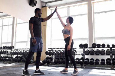 Eğitimsiz fitness takımı beşlik çakıyor.