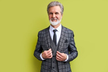 Başarılı, keyifli, zengin bir adam. 60 yaşında. Stüdyoda yalnız.