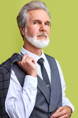 Takım elbiseli kibirli kıdemli işadamı