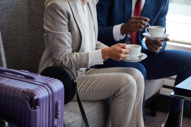 Karışık ırk çiftleri lokantada yemek yer.