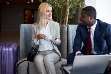 Karışık ırk erkek ve kadınların iş toplantısı.