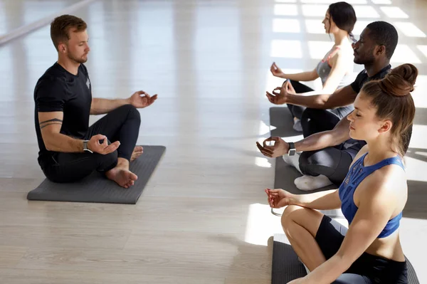 职业瑜伽男和一群人学习瑜伽姿势 — 图库照片