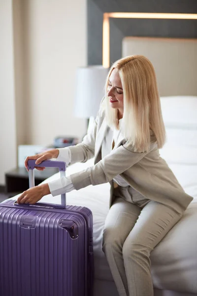 Mujer va a desempacar una maleta en el hotel — Foto de Stock