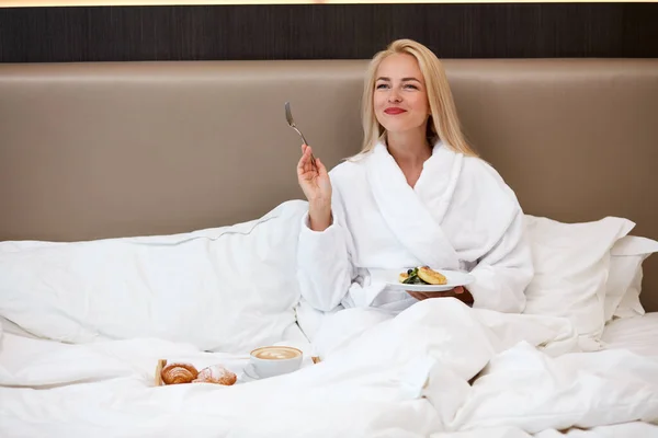 Beautiful woman begins morning with tasty breakfast — Stock Photo, Image