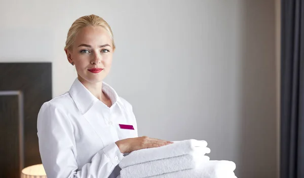 Maid restores order and cleanliness in the hotel room — Stock Photo, Image