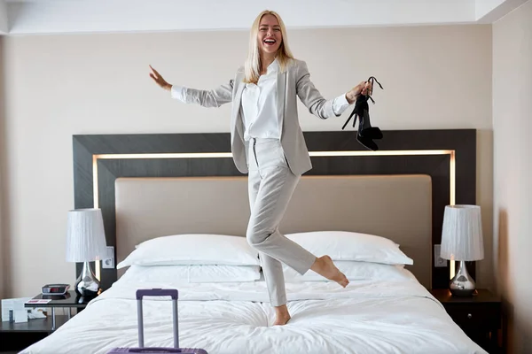 Woman will finally relax, happy at the hotel — Stock Photo, Image