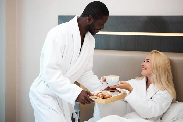 Generoso hombre amable trajo el desayuno a la cama a su amada novia — Foto de Stock