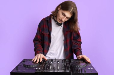 Modern kulüp DJ 'i vinil pikapta karışık müzik çalıyor, izole.