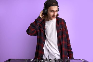 İşte DJ, partide havalı DJ.