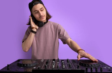 Modern kulüp DJ 'i vinil pikapta karışık müzik çalıyor, izole.