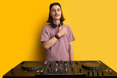 İşte DJ, partide havalı DJ.