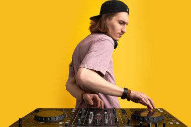 Modern kulüp DJ 'i vinil pikapta karışık müzik çalıyor, izole.