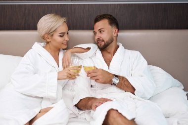 Güzel bir çift otelde romantik vakit geçirir.