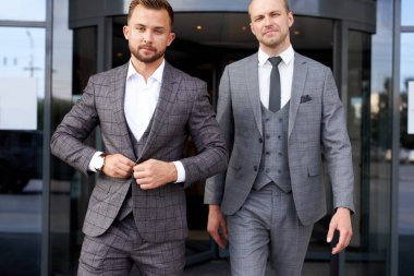 Başarılı iş ortakları binadan ayrıldı