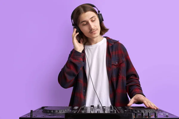 Сучасний клуб DJ, що грає змішуючи музику на вініловому поворотному столі, ізольований — стокове фото