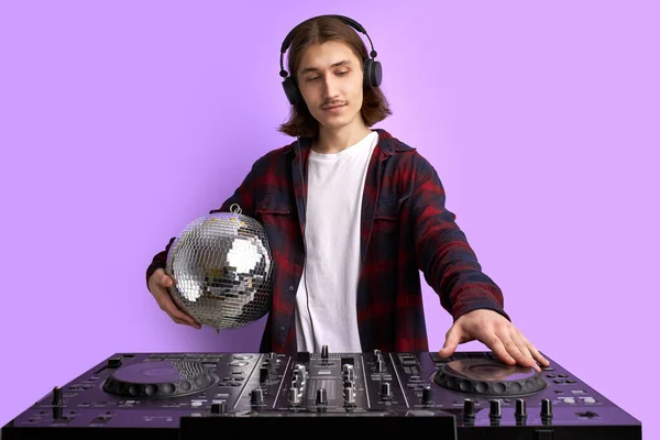 DJ disco ikon utföra musik, håller disco boll — Stockfoto