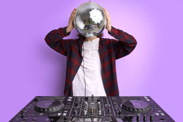 Irreconhecível dj homem segurar bola de discoteca perto da cabeça — Fotografia de Stock