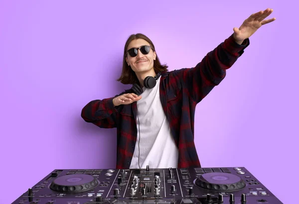 Μοντέρνο club DJ που παίζει μουσική μίξης σε πικάπ βινυλίου, απομονωμένο — Φωτογραφία Αρχείου
