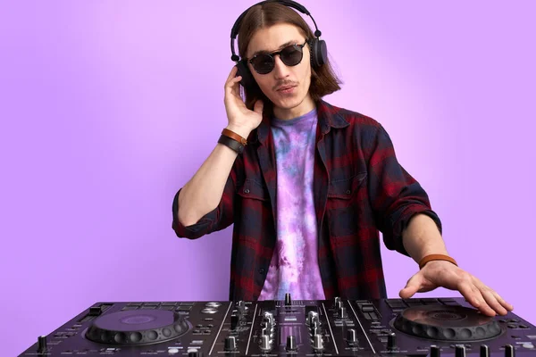 Modern klubb DJ spela blandningsmusik på vinyl skivspelare, isolerad — Stockfoto
